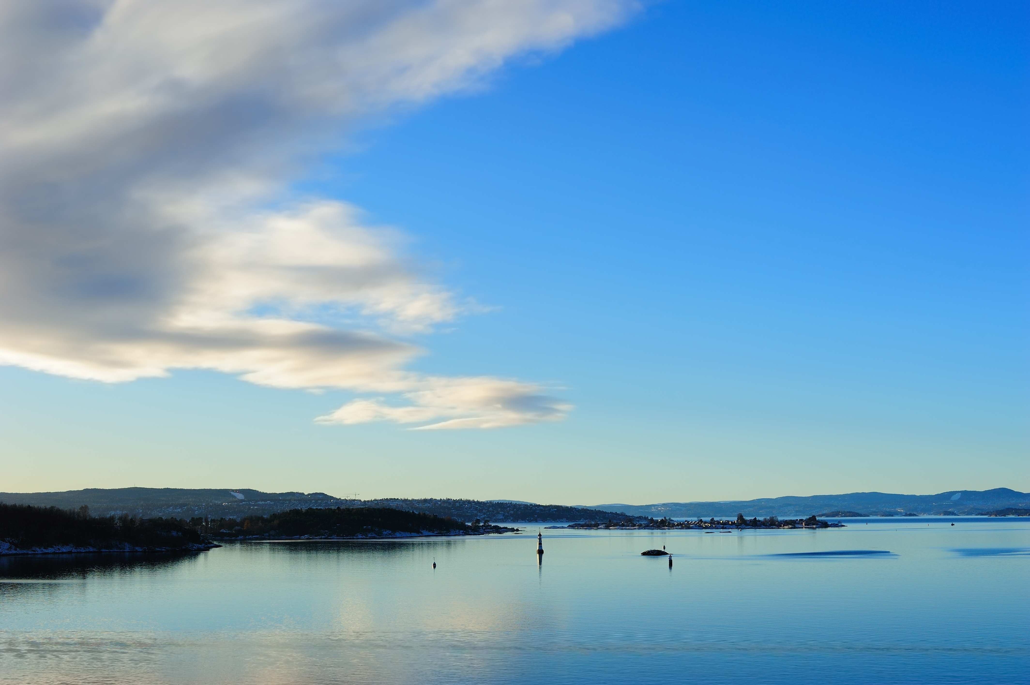 Oslofjorden på en solfylt dag med blå himmel og stille vann