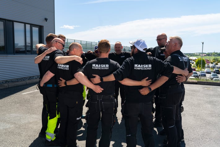 fornøyde_kolleger_utenfor_kontorbygg