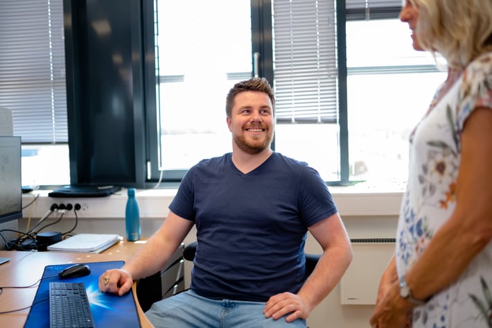 medarbeider_som_trives_på arbeidsplassen